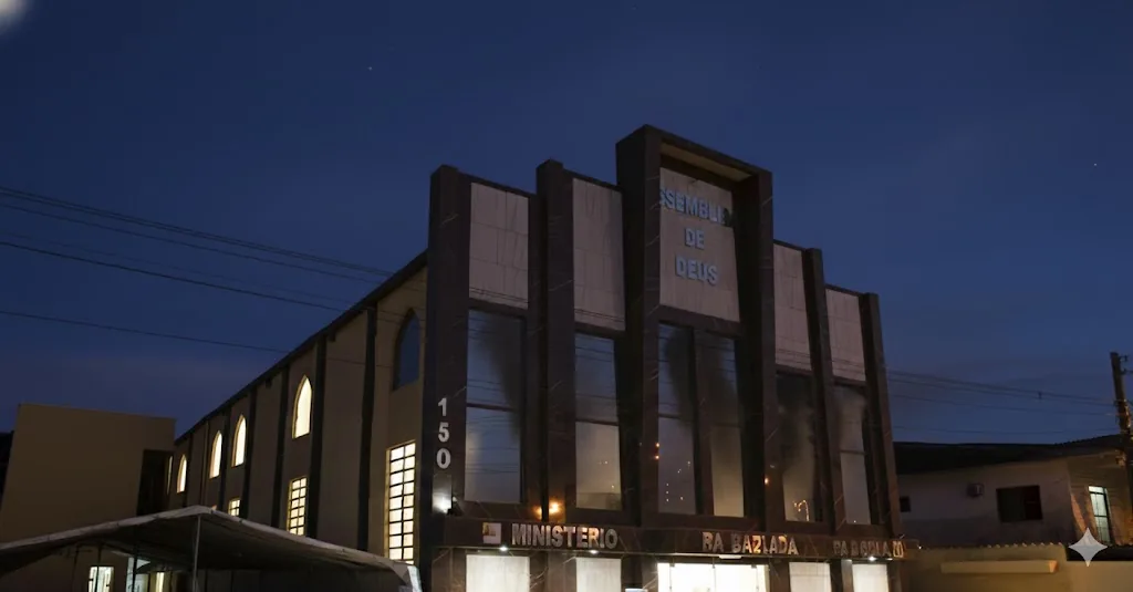 Fachada da Assembleia de Deus Ministério da Baixada Santista, à noite
